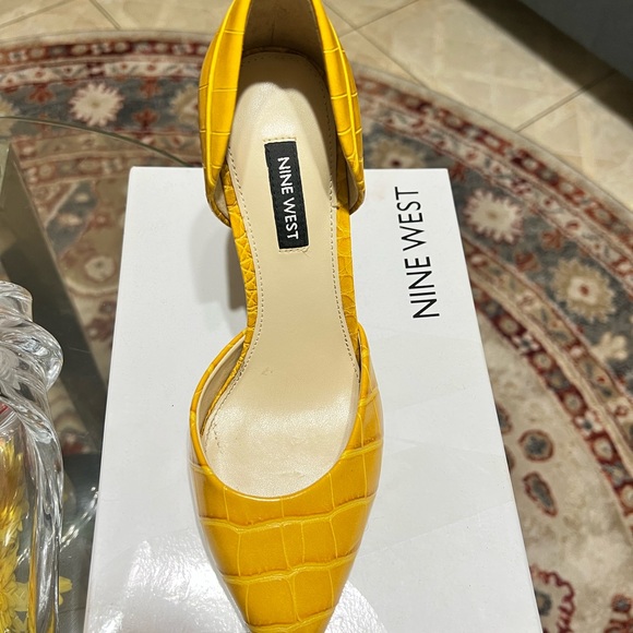 SHOES - Picture 3 of 5